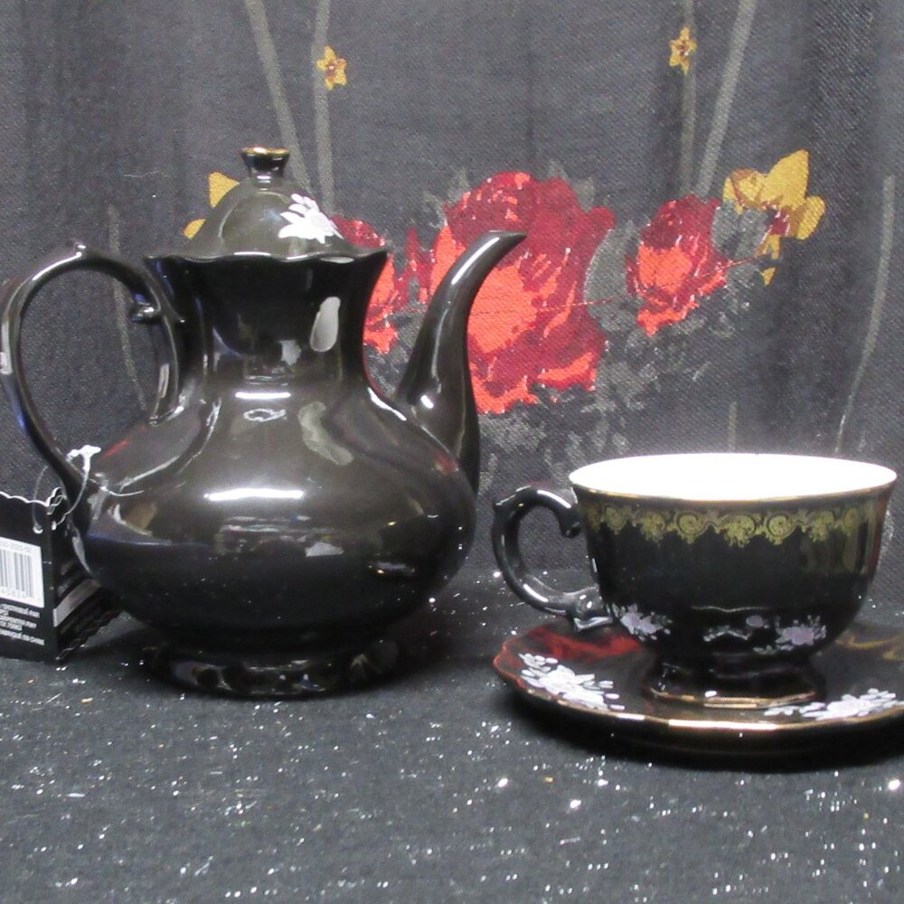 Elegant Skull Tea Set (Teapot, Cup and Saucer) - Picture 11 of 12